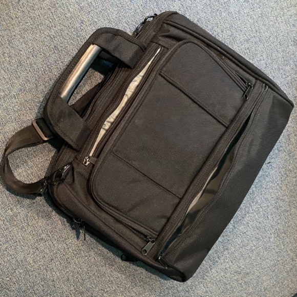 Brenthaven 16” x 13 1/2” Computer Bag Lightweight  Black Like New, Luggage strap - Picture 2 of 14